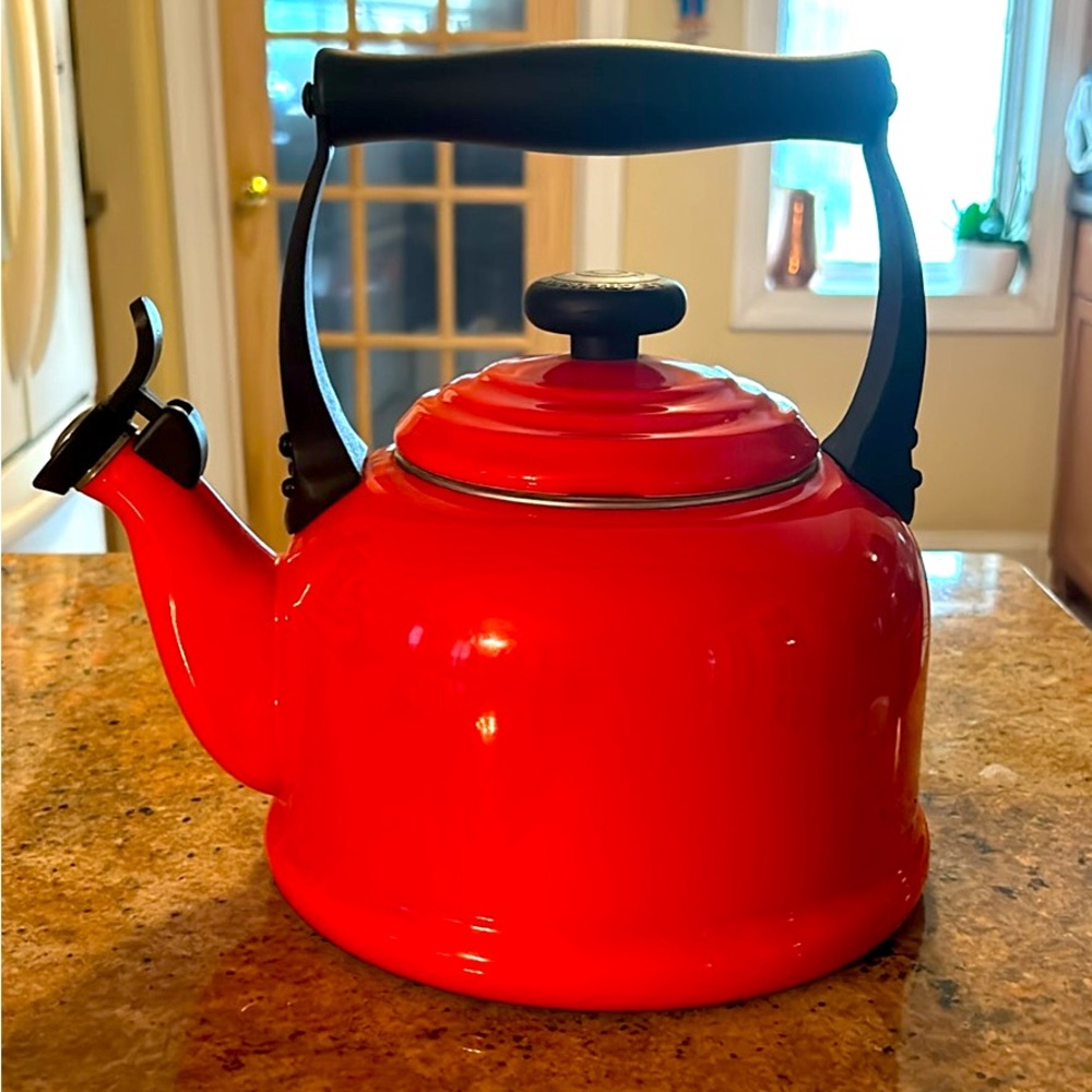 Le Creuset XL 2.2 quart Cherry Red whistling Tea Kettle Rust area